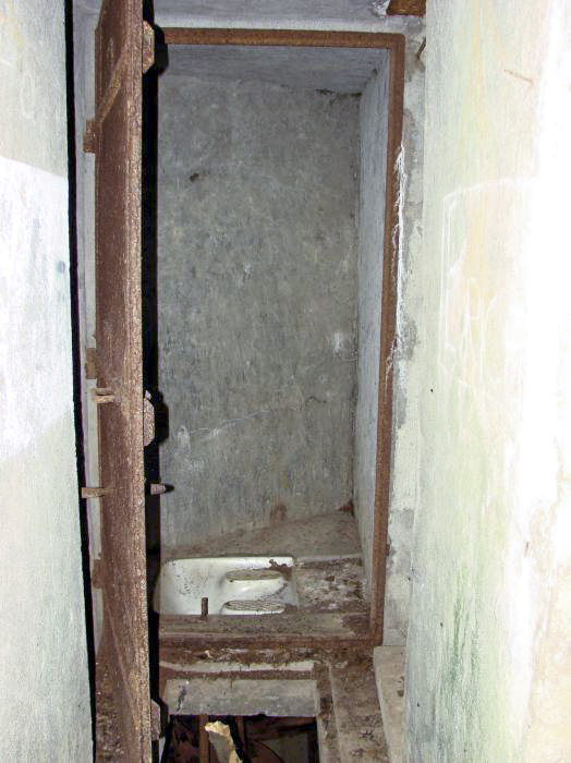 Ligne Maginot - BB43 - (Casemate d'infanterie) - Au fond, les toilettes et sur la droite l'entrée du blockhaus.