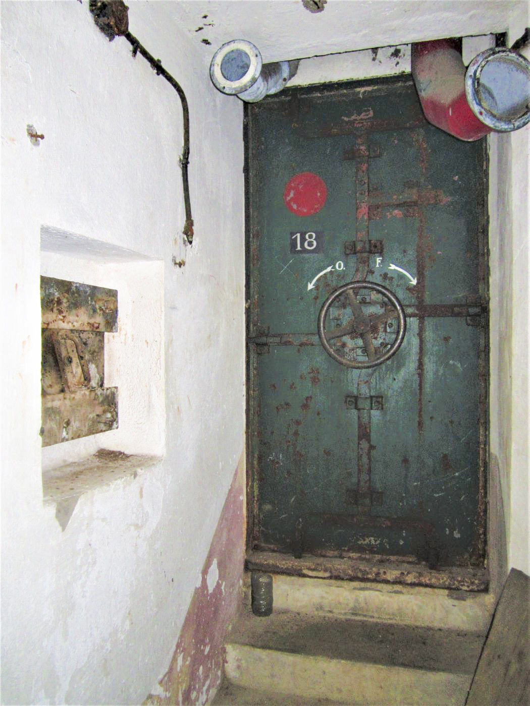 Ligne Maginot - EINSELING - A36 - (Ouvrage d'infanterie) - Etage inférieur
Porte étanche de la cloche JM Ouest
A gauche le créneau de défense de l'issue de secours