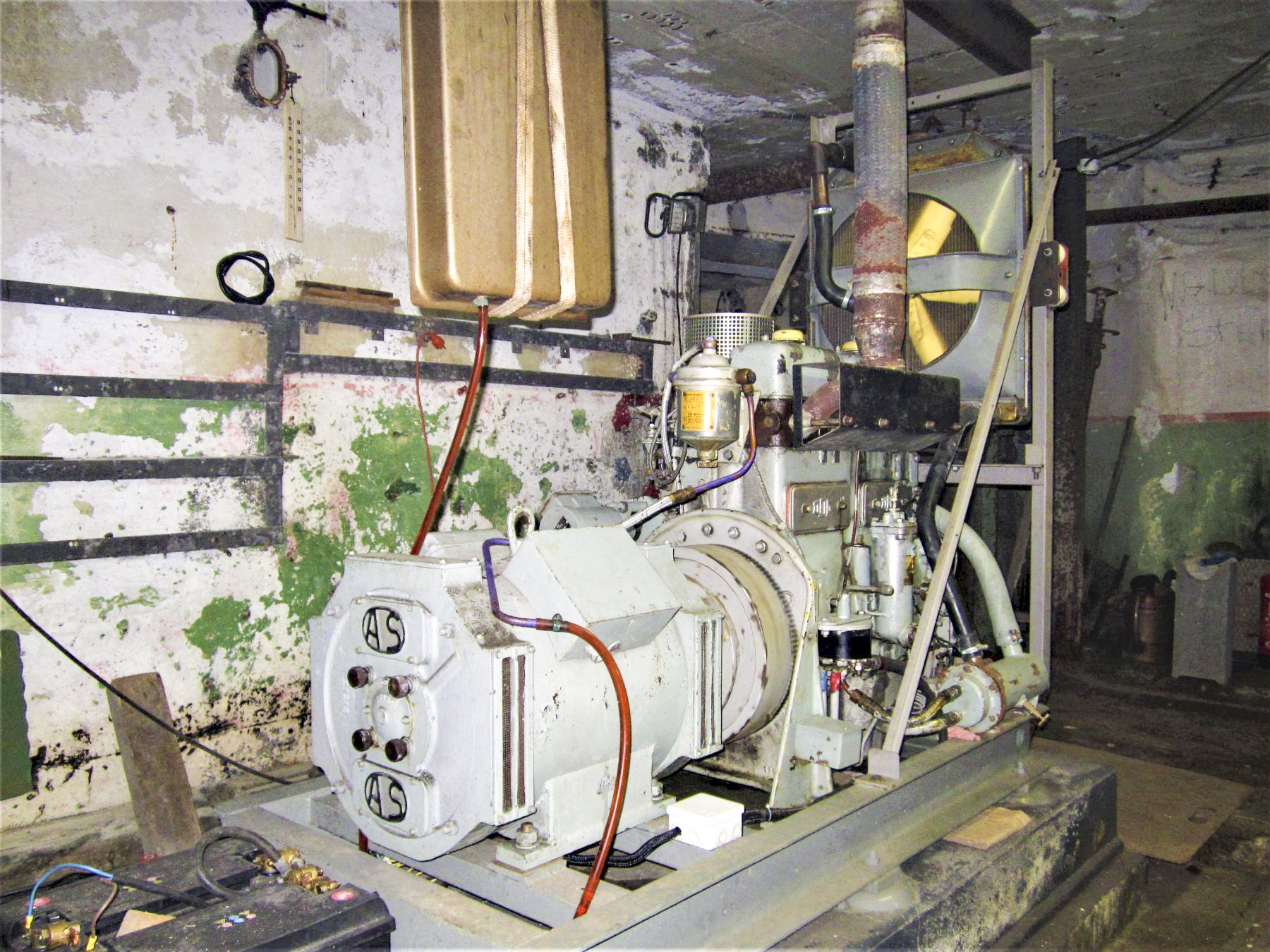 Ligne Maginot - EINSELING - A36 - (Ouvrage d'infanterie) - Etage inférieur
L'usine électrique
Le moteur installé, qui n'est pas d'origine, est de la marque 'DOG' fabriqué par les établissements Irat & Cie dans les années 1950