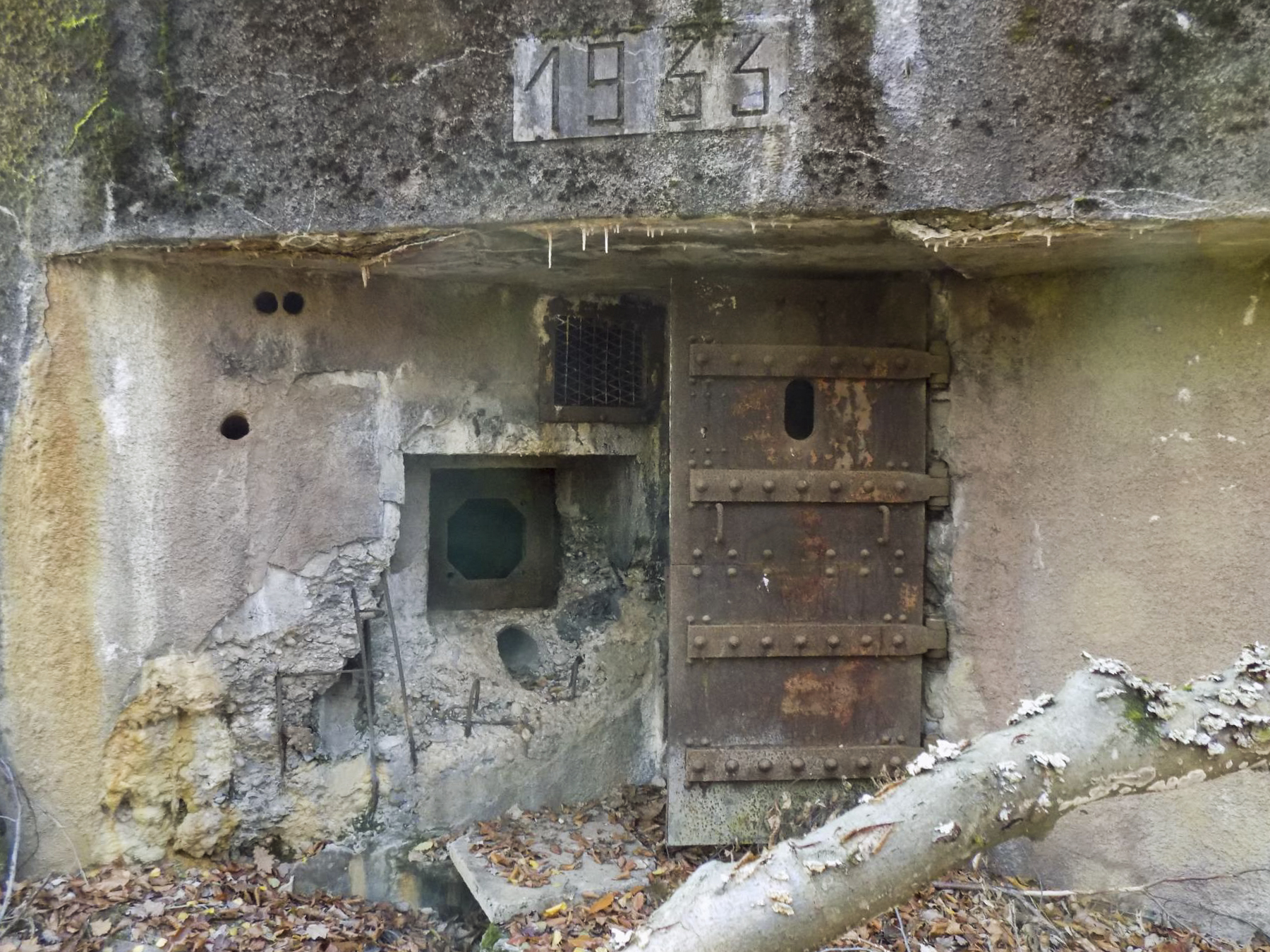 Ligne Maginot - TRAUTBACH EST - (Blockhaus pour arme infanterie) - Dégâts sur la façade - J.Luc