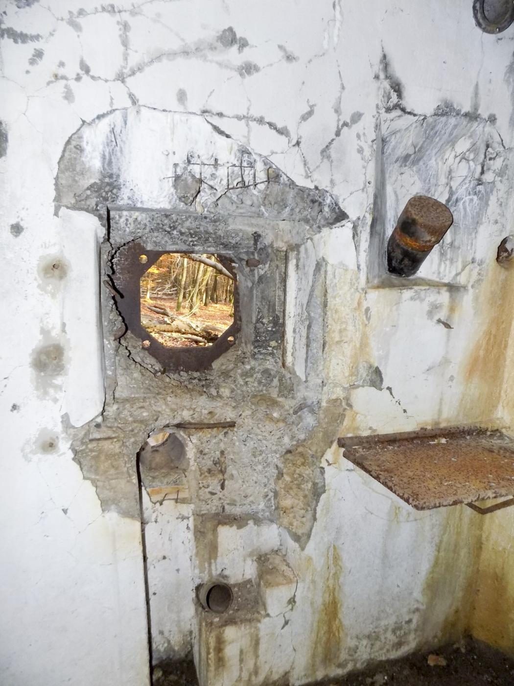 Ligne Maginot - TRAUTBACH EST - (Blockhaus pour arme infanterie) - Créneau de tir avec goulotte pour grenade - J.Luc