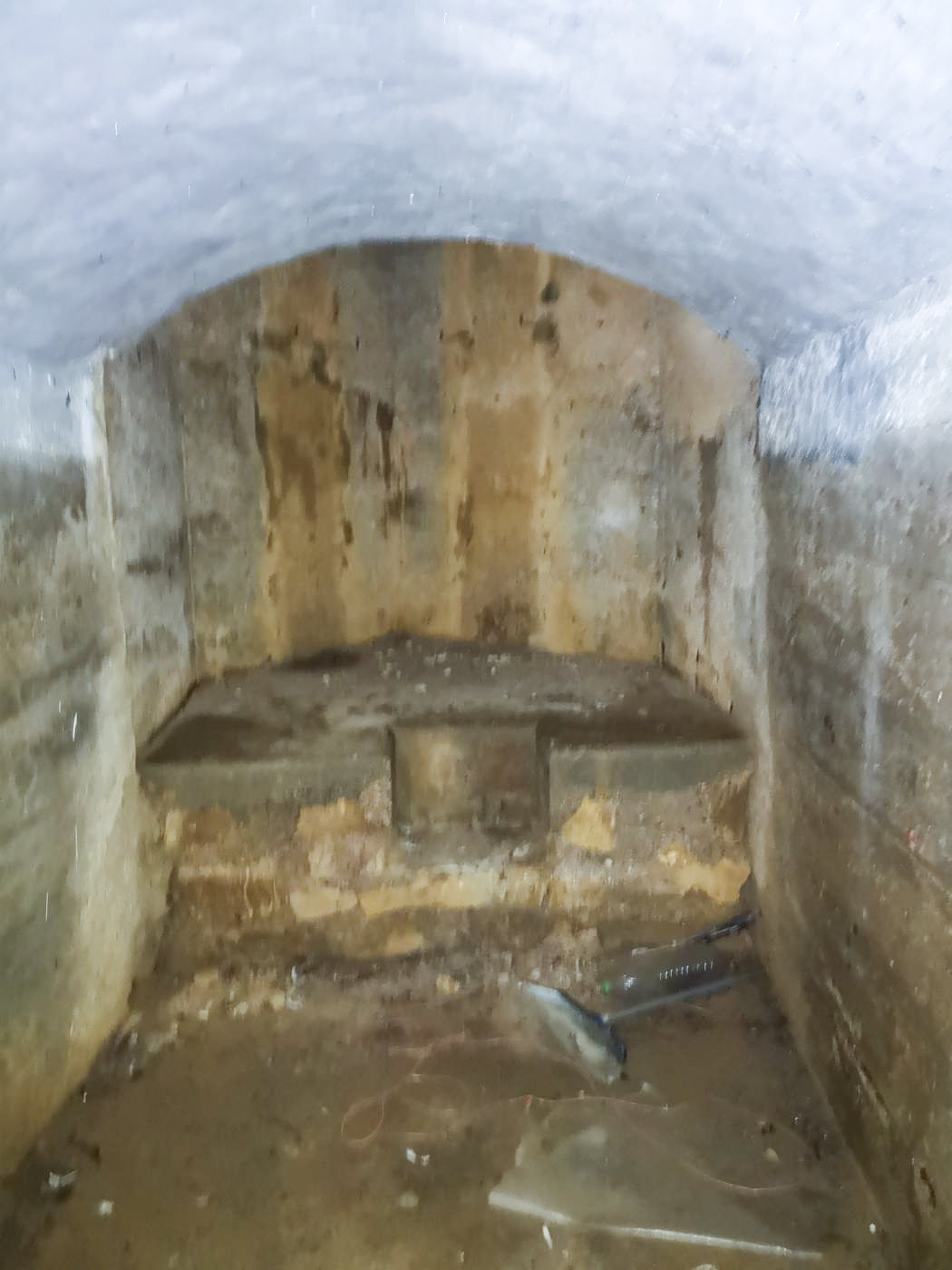 Ligne Maginot - LA FOURCHETTE - (Blockhaus pour arme infanterie) - L'accès au poste de tir - beb08