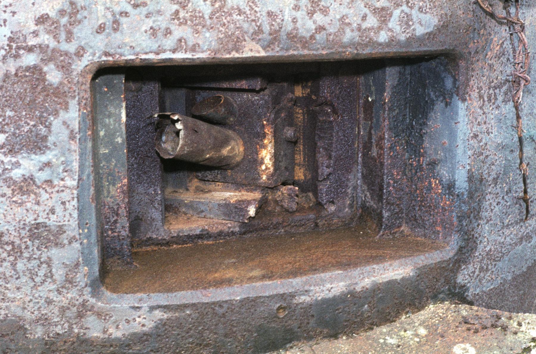 Ligne Maginot - KERFENT - A34 - (Ouvrage d'infanterie) - Bloc 2
Créneau de la cloche avec mortier de 50 - MANSUY Michel