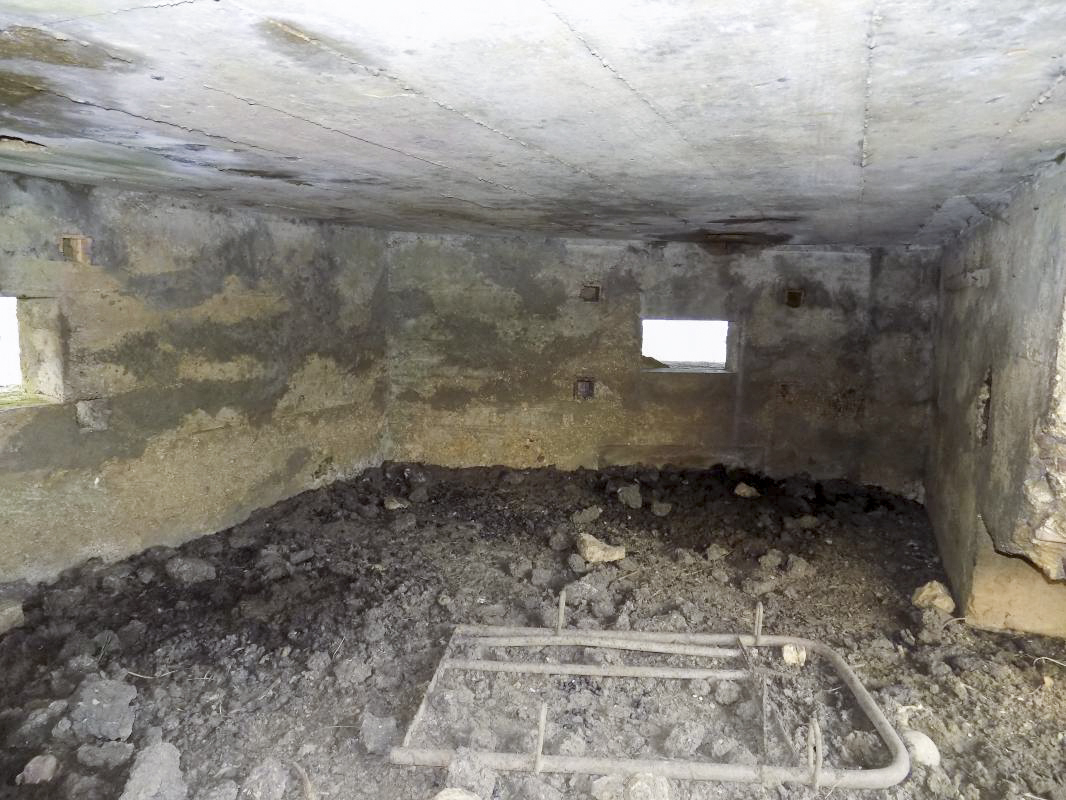 Ligne Maginot - 1B - VAUX LES MOUZON EST - (Blockhaus pour canon) - Face est, créneau Hotchkiss
