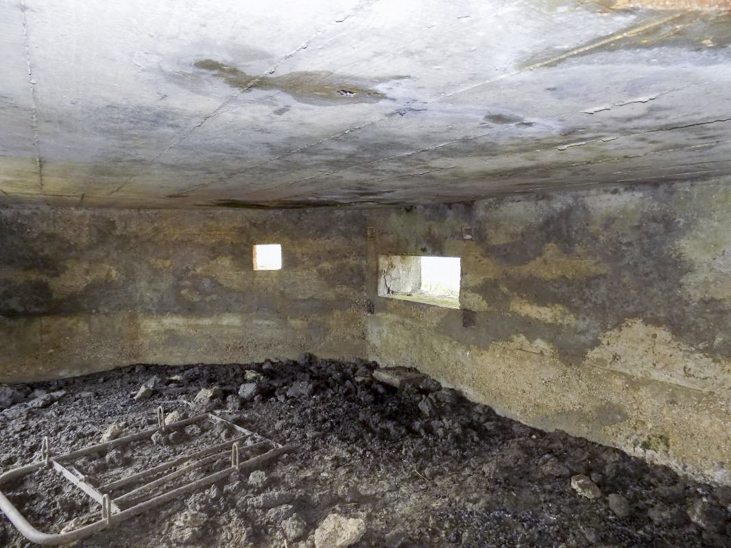 Ligne Maginot - 1B - VAUX LES MOUZON EST - (Blockhaus pour canon) - Créneaux FM (gauche) et AC vers le nord