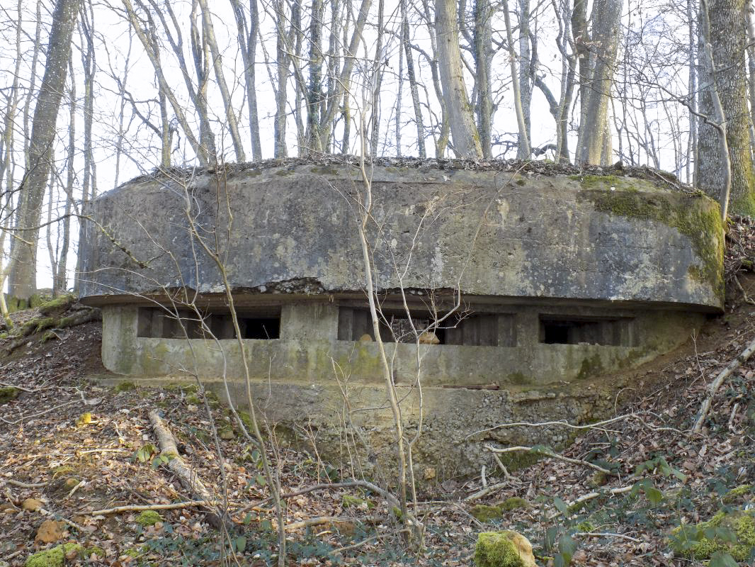 Ligne Maginot - 3B - FERME LA FOLIE OUEST - (Blockhaus pour arme infanterie) - Faces avant. 
Les trois embrasures sous visière. - R Tucker