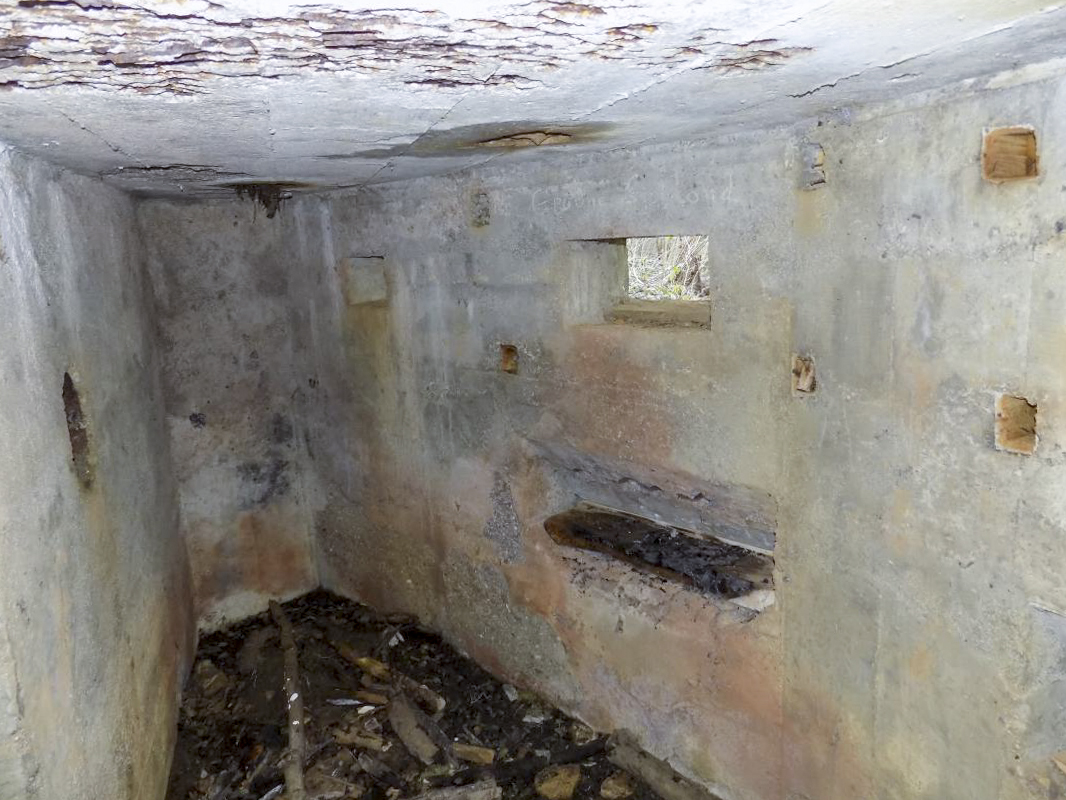 Ligne Maginot - 3B - FERME LA FOLIE OUEST - (Blockhaus pour arme infanterie) - Créneau FM à gauche, créneau Hotchkiss central à droite - R Tucker