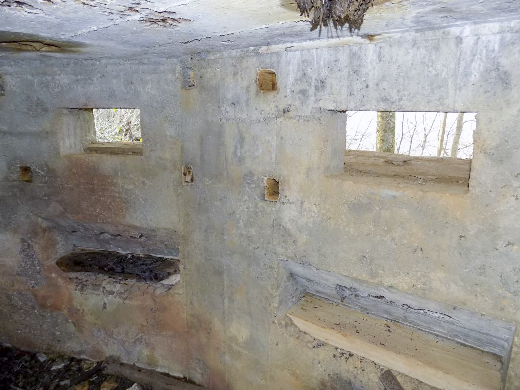 Ligne Maginot - 3B - FERME LA FOLIE OUEST - (Blockhaus pour arme infanterie) - Créneau Hotchkiss central à gauche, et créneau Hotchkiss droite - R Tucker