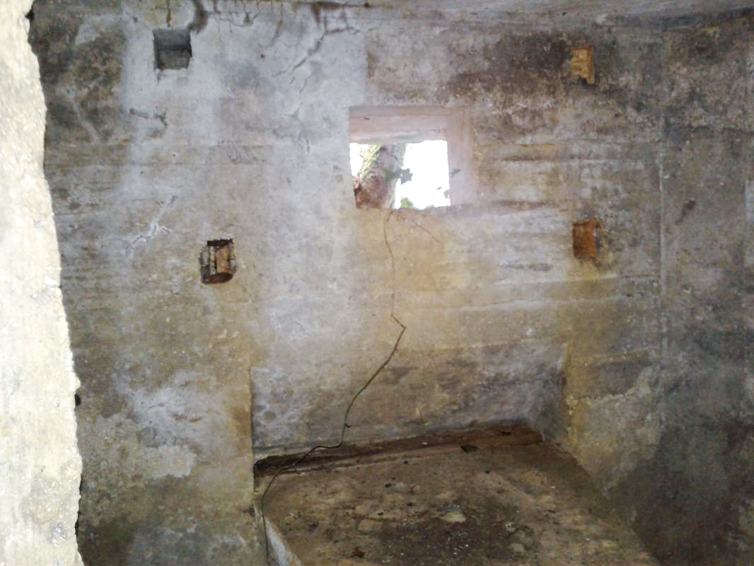 Ligne Maginot - 6B - LES NASSES EST - (Blockhaus pour arme infanterie) - Créneau de gauche. Support en béton pour mitrailleuse Hotchkiss.