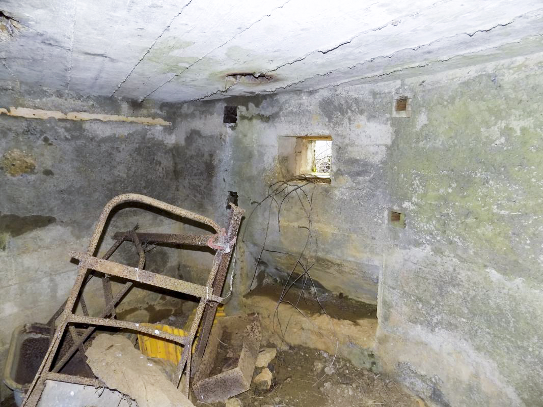 Ligne Maginot - 8A - CHATEAU BERNIER - (Blockhaus pour arme infanterie) - Créneau Hotchkiss gauche
