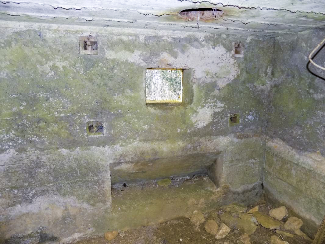 Ligne Maginot - 8A - CHATEAU BERNIER - (Blockhaus pour arme infanterie) - Créneau Hotchkiss droite