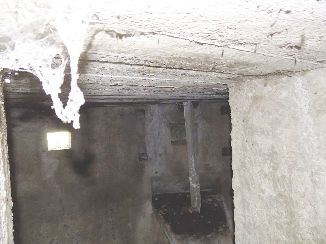 Ligne Maginot - 9C - PASSAGE à NIVEAU DE YONCK - (Blockhaus pour arme infanterie) - Créneaux FM/Obs centrale et Hotchkiss droite