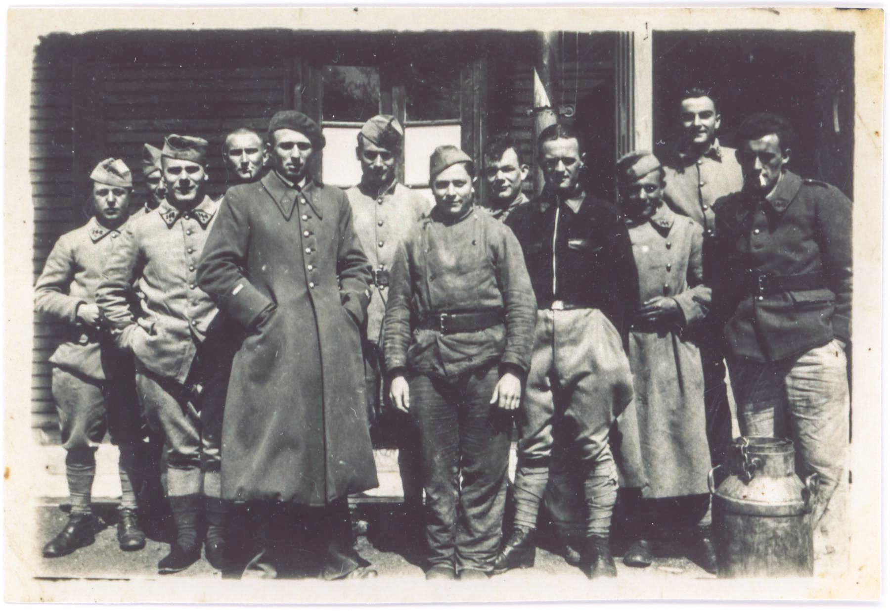 Ligne Maginot - EINSELING - (Casernement) - Baraquements légers - Ferme Ohlmuhle
De gauche à droite: Berissart - Delcroix - Bonneau - Crouzet - Vaillant - Grebert - Cochon - Herart - Lempereur - Levavasseur - Persent? - 1939 - Inconnu