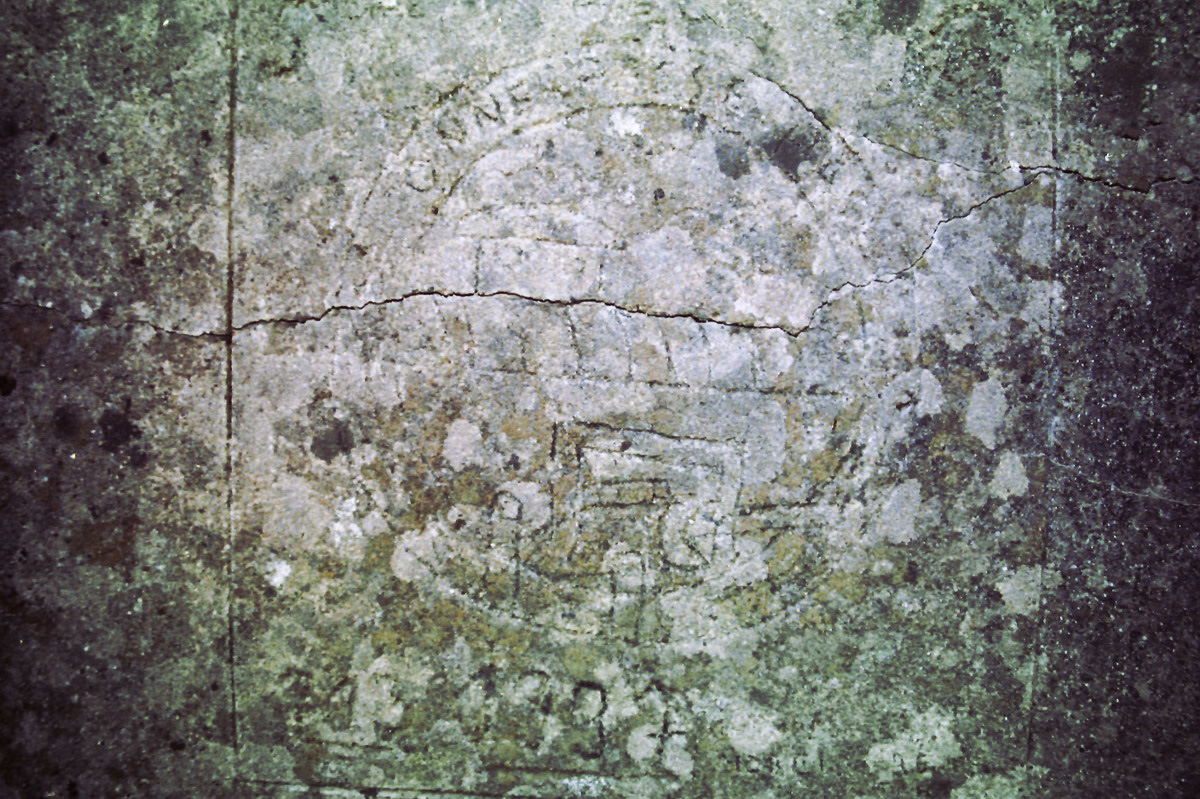 Ligne Maginot - BAUDSTUNDEN (1/156°RIF) - (PC de Quartier) - Seul le fronton était apparent en 1997. La gravure est exceptionnellement orientée à droite