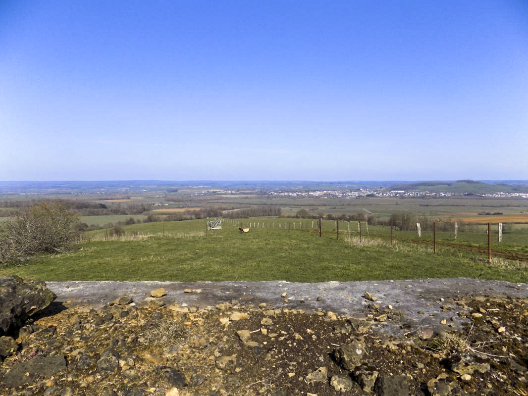 Ligne Maginot - 10A - LE CHENELET NORD - (Blockhaus pour canon) - Vue vers le nord-est (direction de tir, 2 x Hotchkiss) - R Tucker