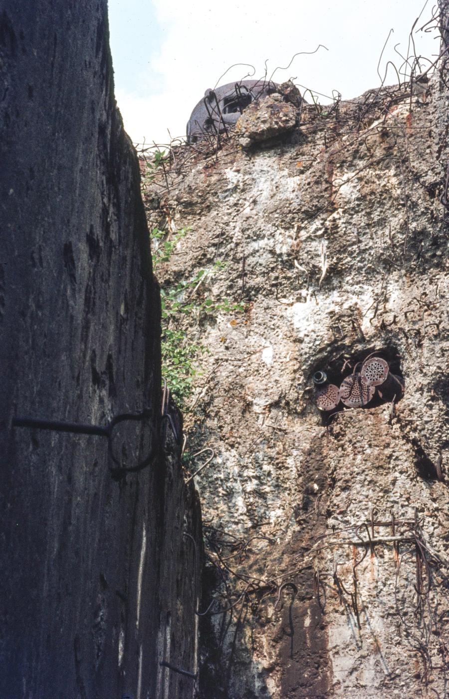 Ligne Maginot - LAUDREFANG - A37 - (Ouvrage d'infanterie) - Bloc 1
La cloche vue depuis le fossé diamant - MANSUY Michel