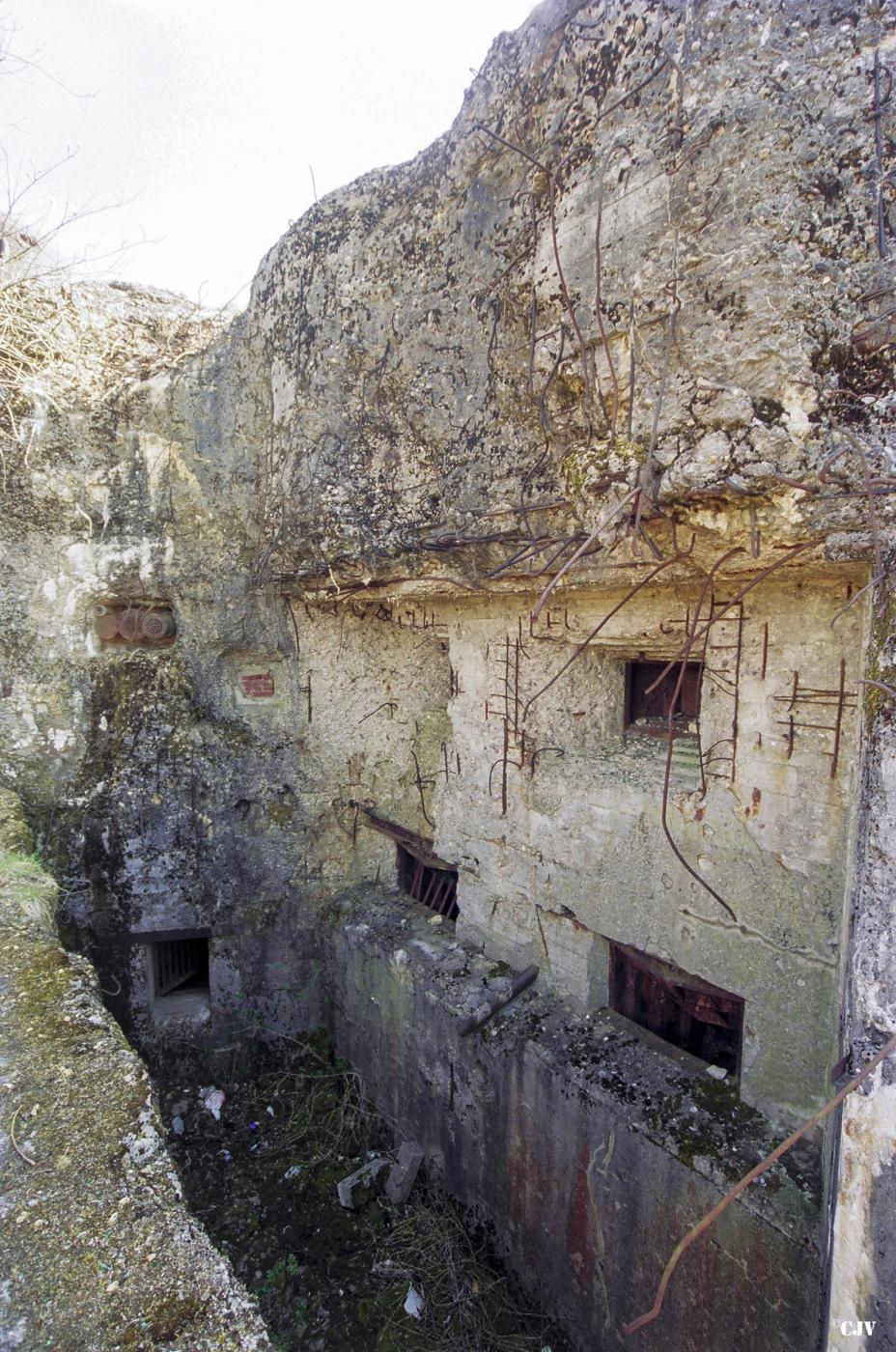 Ligne Maginot - LAUDREFANG - A37 - (Ouvrage d'infanterie) - Bloc 1
Les chambres de tir JM/47 et mortiers de 81
L'issue de secours est visible dans le fossé diamant