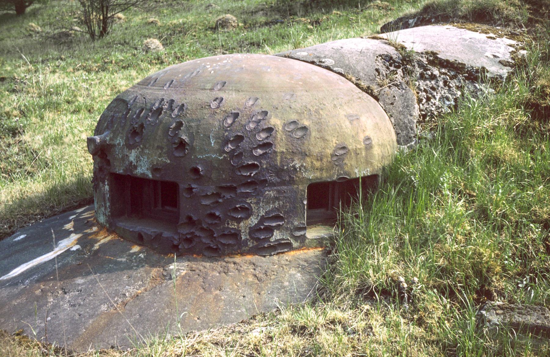 Ligne Maginot - LAUDREFANG - A37 - (Ouvrage d'infanterie) - Bloc 2
La cloche GFM marquée par les tirs allemands - MANSUY Michel