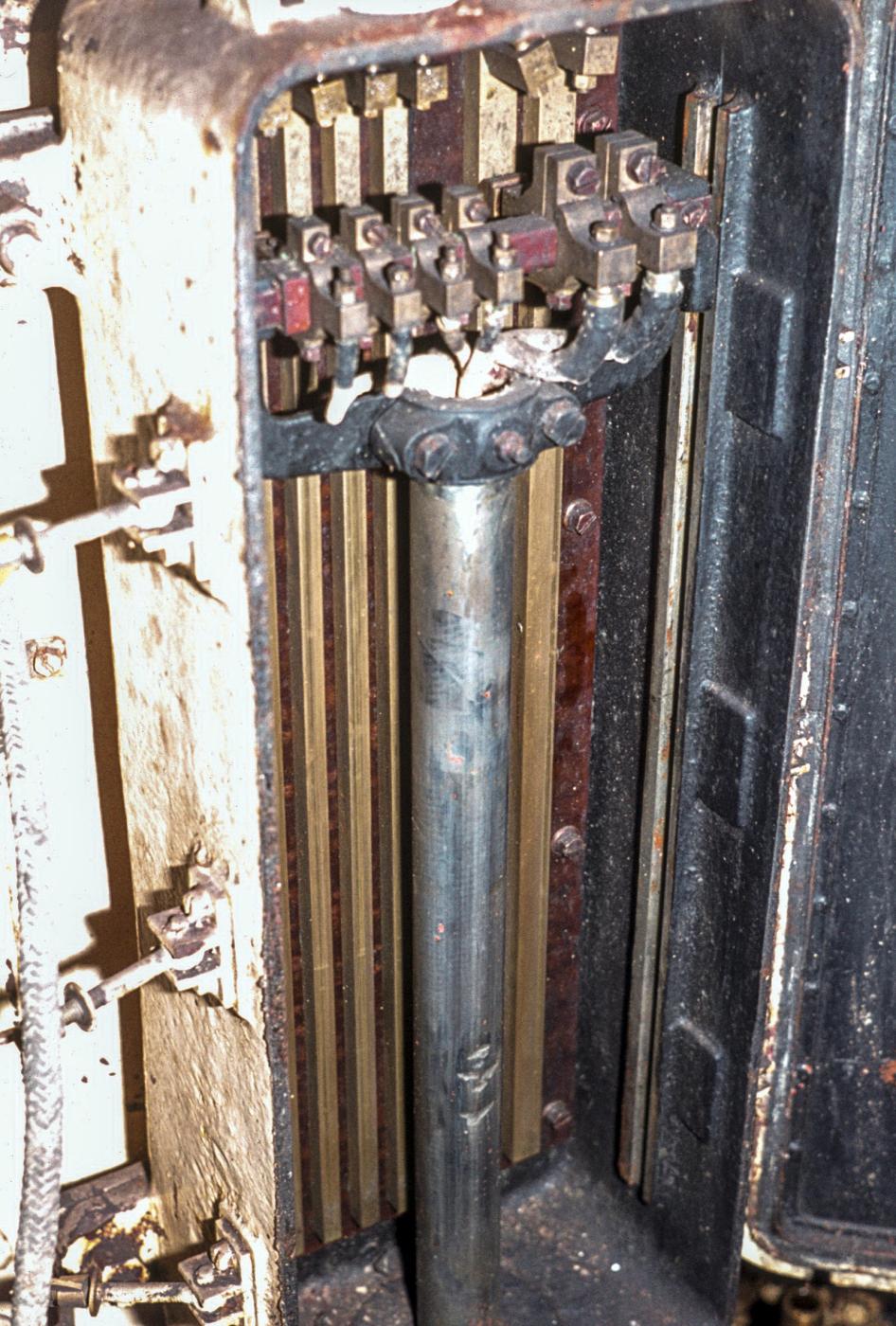 Ligne Maginot - LAUDREFANG - A37 - (Ouvrage d'infanterie) - Bloc 2
Tourelle de mitrailleuses
Boite de connexion électrique, la lumière et le téléphone. Ils permettent de transmettre l'énergie lorsque la tourelle monte et descend. - MANSUY Michel