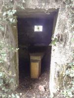 Ligne Maginot - 12A - BOIS DE BLANCHAMPAGNE OUEST - (Blockhaus pour arme infanterie) - Entrée du bloc.
Support de mitrailleuse du créneau frontal visible.