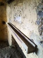 Ligne Maginot - 25B - BULTY SUD - (Blockhaus pour arme infanterie) - Créneau central.
Vue rapprochée d'une cornière pour volet d'embrasure coulissant.
