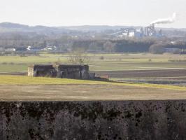 Ligne Maginot - BULTY NORD - (Blockhaus pour canon) - Face droite avec A92 Prix du Loup à l'arrière plan