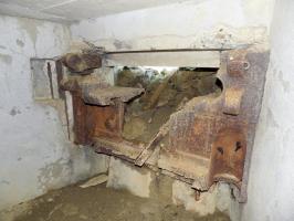 Ligne Maginot - BULTY NORD - (Blockhaus pour canon) - Face frontale avec blindage AC type Pamart-Lemaigre endommagé