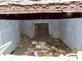 Ligne Maginot - LE CHENELET CENTRE - (Blockhaus pour canon) - L’intérieur.
Les entrées hommes et AC. Noter le seul créneau AC, face nord-est.