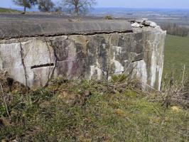 Ligne Maginot - LE CHENELET CENTRE - (Blockhaus pour canon) - Face droite 
Avec ses étranges ouvertures horizontales, restes de coffrage ?