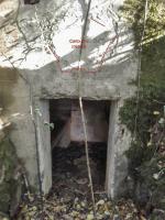 Ligne Maginot - 66BIS - BOIS LE SART CENTRE - (Blockhaus pour arme infanterie) - Contour du cartouche constructeur situé au dessus de l'entrée (repassé en rouge). Cartouche de type 'Pentagone bastionné'