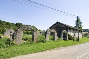 Ligne Maginot - Dépot de Bazeille sur Othain - Les façades des alvéoles avant destruction. Dans le prolongement, un bâtiment militaire de stockage.