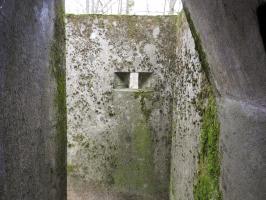 Ligne Maginot - SCHEIDWALD 7 - (Blockhaus pour arme infanterie) - Le petite courette de l'entrée et son créneau de tir.
