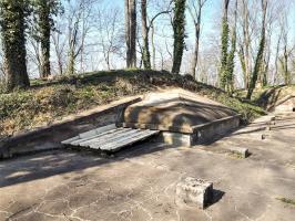 Ligne Maginot - FORT DUCROT - (PC de Secteur) - Traverse abri en partie recouverte par la carapace bétonnée