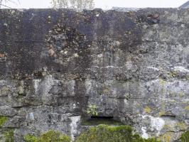 Ligne Maginot - B4 - CIMETIERE DE LA FERTE OUEST - (Blockhaus pour arme infanterie) - Embrasure frontale avec traces d'impacts 