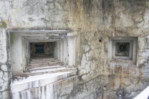 Ligne Maginot - MOLVANGE - A9 - (Ouvrage d'artillerie) - Entrée des munitions
Créneaux de droite : JM / AC47 et FM