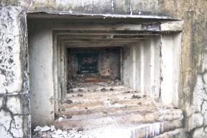 Ligne Maginot - MOLVANGE - A9 - (Ouvrage d'artillerie) - Entrée des munitions
Créneau JM / AC 
Le support du jumelage Reibel est encore en place
2002