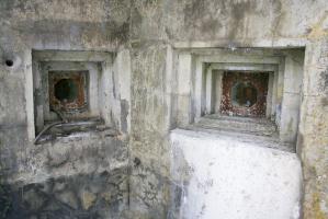 Ligne Maginot - MOLVANGE - A9 - (Ouvrage d'artillerie) - Entrée des munitions
Deux créneaux FM de gauche