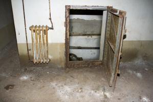 Ligne Maginot - MOLVANGE - A9 - (Ouvrage d'artillerie) - Entrée munitions
Entrée du local du treuil d'effacement du pont  dont on voit les chaines