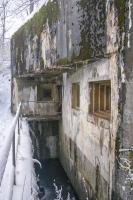 Ligne Maginot - MOLVANGE - A9 - (Ouvrage d'artillerie) - Entrée des hommes
Au-dessus du fossé diamant on distingue les trois créneaux de défense