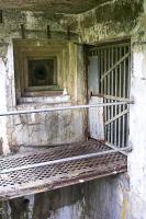 Ligne Maginot - MOLVANGE - A9 - (Ouvrage d'artillerie) - Entrée des hommes
Vue latérale de la passerelle rétractable dominée par un créneau FM de défense rapprochée dans l'axe du fossé diamant