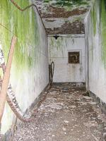 Ligne Maginot - MOLVANGE - A9 - (Ouvrage d'artillerie) - Entrée des hommes
Couloir d'accès, après la grille de défense extérieure. Noter le créneau FM dans l'axe du couloir.