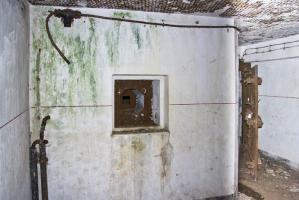 Ligne Maginot - MOLVANGE - A9 - (Ouvrage d'artillerie) - Entrée des hommes
Créneau FM de défense intérieure dans l'axe du couloir. 