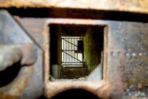 Ligne Maginot - MOLVANGE - A9 - (Ouvrage d'artillerie) - Entrée des hommes
Vue du couloir d'accès et la grille de défense extérieure depuis le créneau FM qui balaie l'axe du couloir.