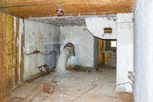 Ligne Maginot - MOLVANGE - A9 - (Ouvrage d'artillerie) - Entrée des hommes
Chambre de tir.
Noter le conduit d'évacuation des gaz sur la gauche.