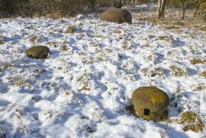 Ligne Maginot - MOLVANGE - A9 - (Ouvrage d'artillerie) - Bloc 1
Deux cloches de prise d'air et cloche GFM en arrière plan