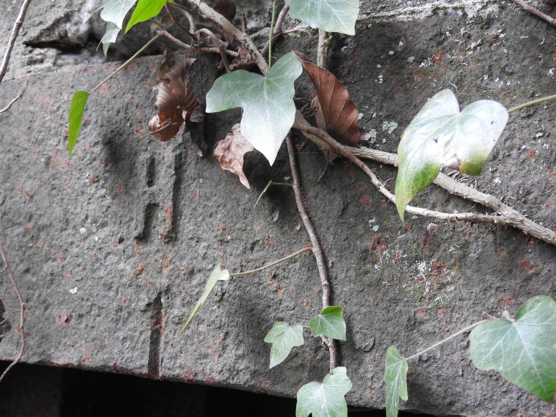 Ligne Maginot - BB337 - (Blockhaus pour arme infanterie) - Le marquage sur la trémie qui indique le sens de montage. - STENGER Mathieu