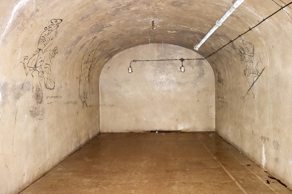 Ligne Maginot - LAVOIR - (Ouvrage d'artillerie) - Bloc 5
Magasin M2 et ses graffitis - Michel Teiten