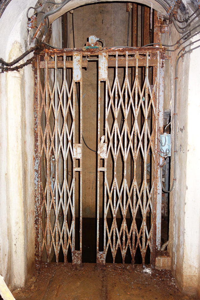 Ligne Maginot - LAVOIR - (Ouvrage d'artillerie) - Bloc 5
Niveau souterrain
Monte-charge - Michel Teiten