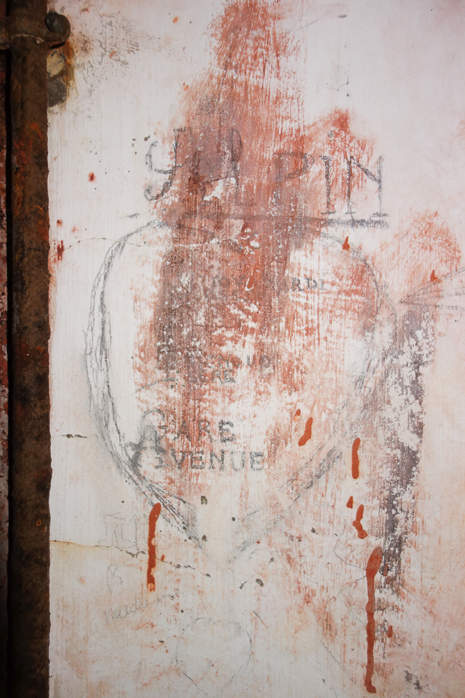 Ligne Maginot - LAVOIR - (Ouvrage d'artillerie) - Bloc 4
Graffitis à l'étage supérieur - Michel Teiten