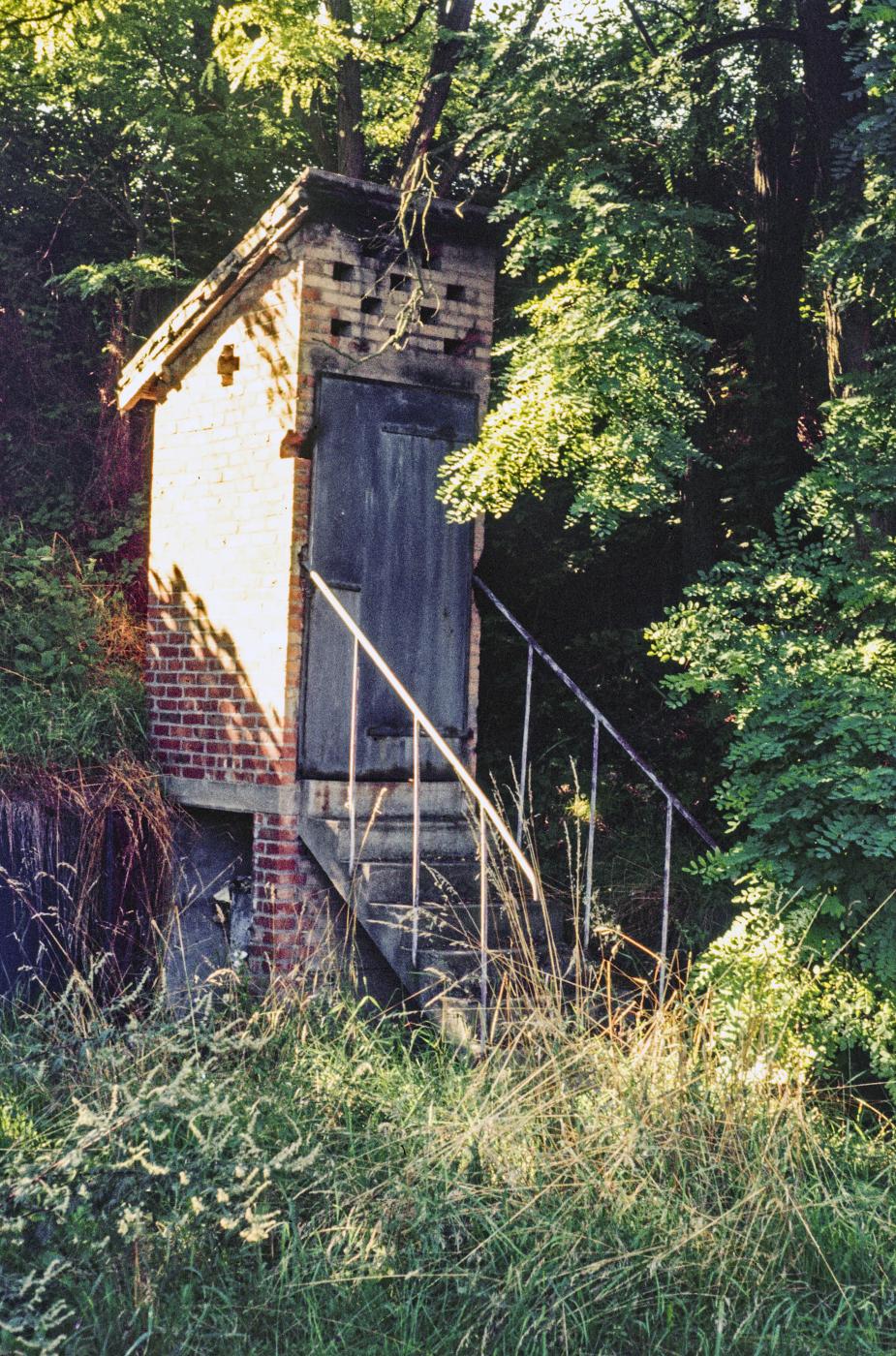 Ligne Maginot - ANZELING - A25 - (Ouvrage d'artillerie) - Entrée munitions
Toilette à l'extérieur - MANSUY Michel
